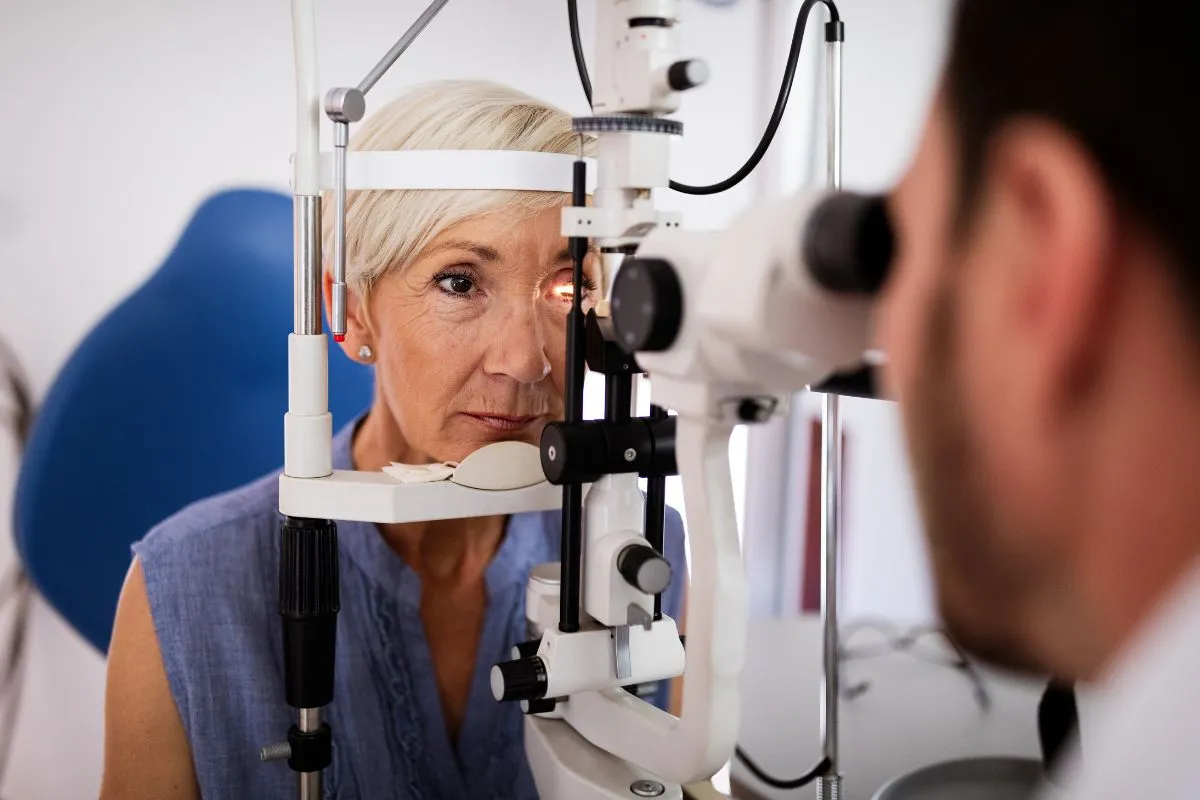 Comprehensive eye exam using a slit lamp